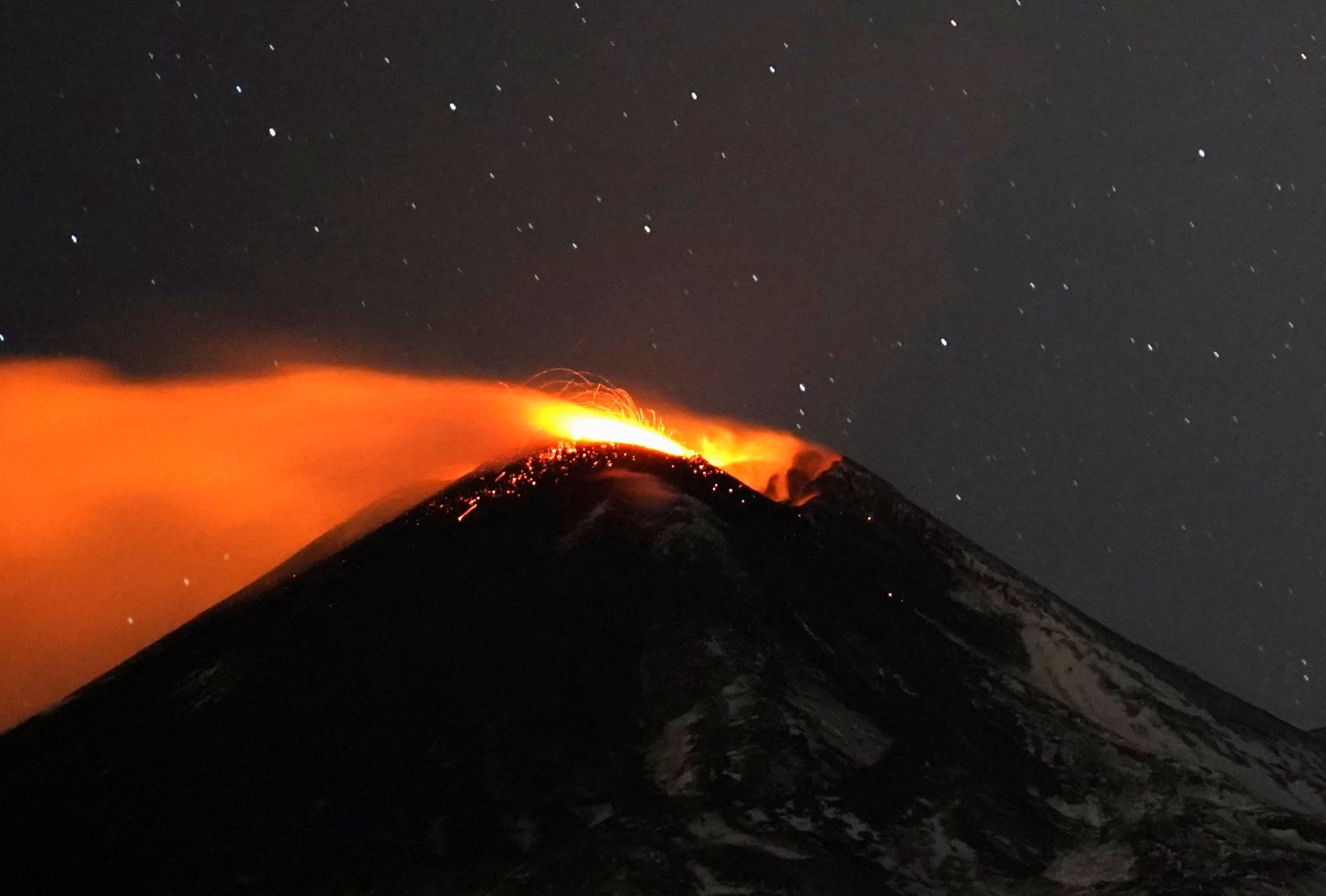 Действует ли вулкан этна. Вулкан Этна. Этна Сицилия. Гора Этна. Извержение вулкана Этна 2013.