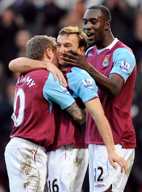 West Ham slaví gól do sítě Barnsley | Foto: Reuters