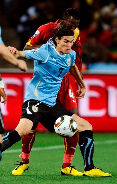 Pantsil v souboji s Cavanim. | Foto: Reuters