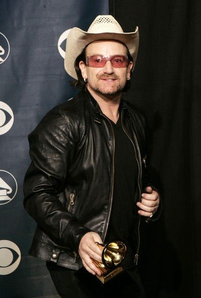 Zpěvák Bono s jednou z pěti cen Grammy, které kapela získala. | Foto: Reuters