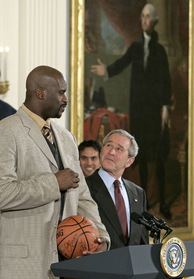 Prezident USA George Bush (vpravo) s basketbalistou Miami Heat Shaquillem O'Nealem při slavnostním přijetí vítězů loňského ročníku basketbalové NBA. | Foto: Reuters