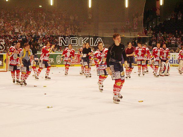 Pardubice si v letošní sezoně příliš hokejové radosti neužijí. Výhra 5:2 nad lídrem z Českých Budějovic se proto musela pořádně oslavit. | Foto: Zuzana Hronová