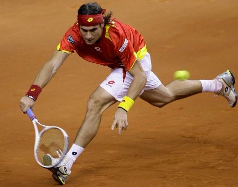 David Ferrer se natahuje po míčku | Foto: Reuters