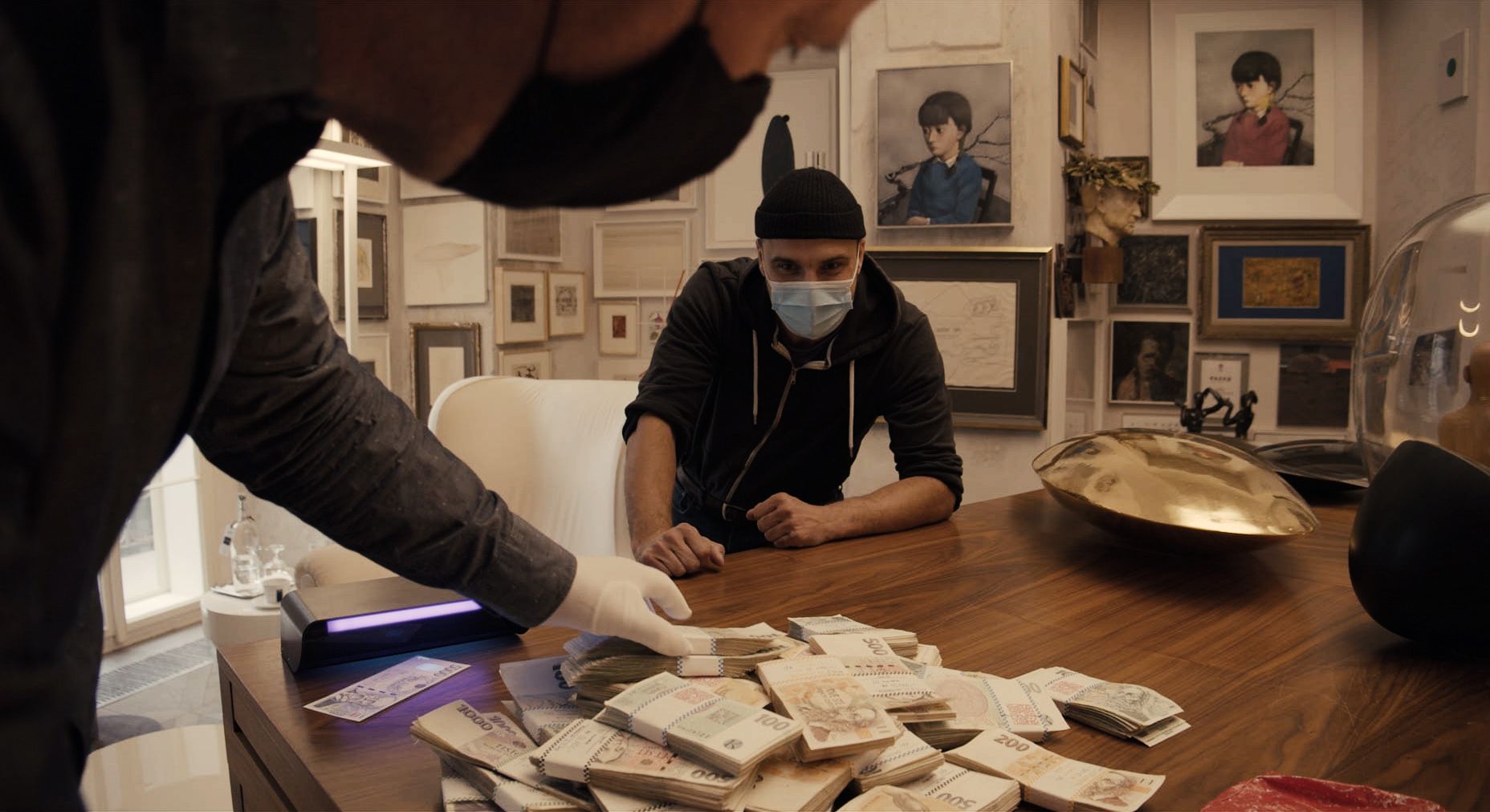 „Většinu lidí nezajímá umění, ale všechny zajímají prachy," říká režisér dokumentu