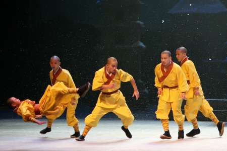 Mladí mniši předvádí umění kung fu | Foto: Reuters