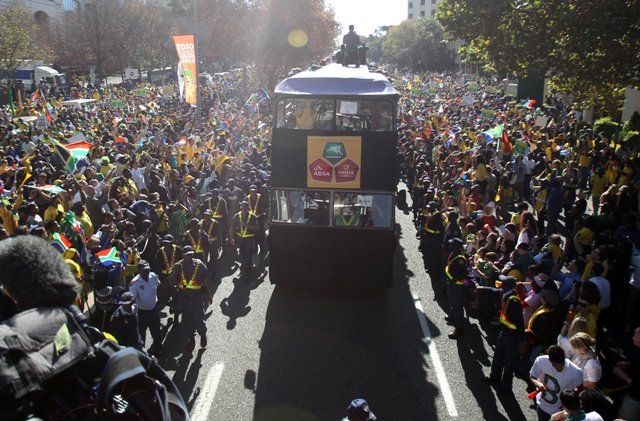 Tentokrát vítaly jihoafrickou reprezentaci, která v pátek zápasem s Mexikem zahájí msitrovství světa 2010. | Foto: Reuters