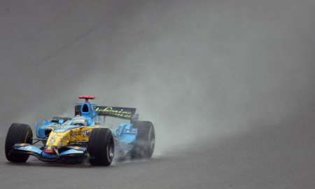 Fernando Alonso s Renaultem při Grand prix Číny. | Foto: Reuters