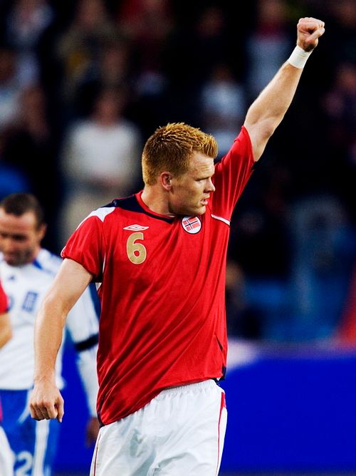 Nor John Arne Riise slaví svoji branku v síti Řecka. | Foto: Reuters