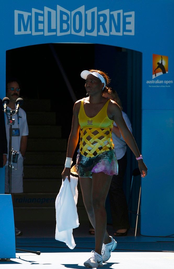 Venus se po prvním setu odešla nechat ošetřit a druhou sadu ovládla jasným poměrem 6:0. Třetí sada ale byla opět vyrovnaná. | Foto: Reuters