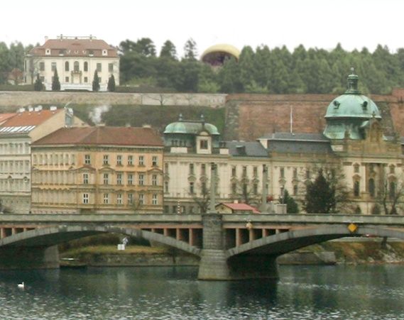 Detail pohledu z Karlova mostu: Knihovna vedle Kramářovy vily - sídla českých premiérů. | Foto: Future Systems