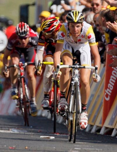 Riccardo Ricco si jede pro vítězství v šesté etapě Tour de France. | Foto: Reuters