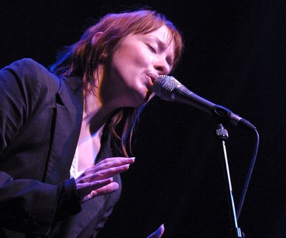 2. 7. - Suzanne Vega tentokrát přijela jako newyorská rockerka - V Praze koncertovala písničkářka Suzanne Vega. Při svém devátém vystoupení na české půdě byla lehce za rockerku, která se od folkařky liší tím, že nepotřebuje žádnou barovou židličku a zpívá ve stoje.  Se svou akustickou kytarou, se dvěma muzikanty, bubeníkem, pořádně rozjetým baskytaristou Mikem Viscagliou a notnou pomocí přednatočených zvuků z mixážního pultu vytvořila sound, který se blíží těžko definovatelnému, ale často užívanému pojmu newyorský rock.  Další podrobnosti si přečtěte ve zprávě zde | Foto: Reuters