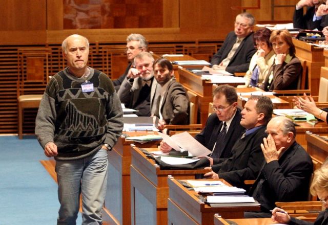 Občanský aktivista Jan Šinágl na dnešním zasedání senátu, kde se rozhodovalo o vydání Jiřího Čunka k trestnímu stíhání. | Foto: Ondřej Besperát, Aktuálně.cz