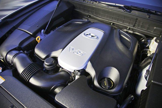 Auto pohání osmiválcový benzinový motor | Foto: Hyundai