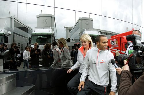 Pilot McLarenu Lewis Hamilton přichází na okruh v Silverstone, který bude o víkendu hostit Velkou cenu Británie F1. | Foto: Reuters