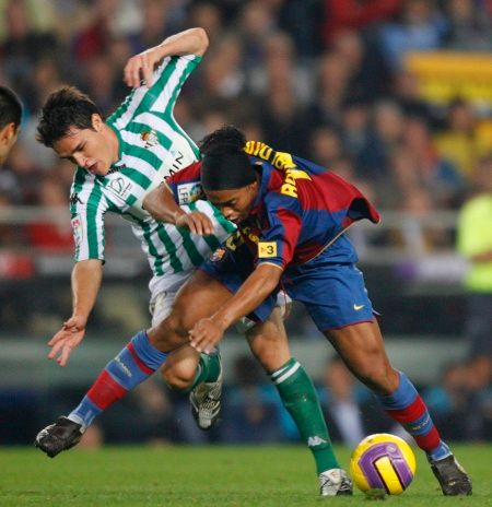 Ronaldinho bojuje o míč s Danielem Somozou - Barcelona vs. Betis. | Foto: Reuters