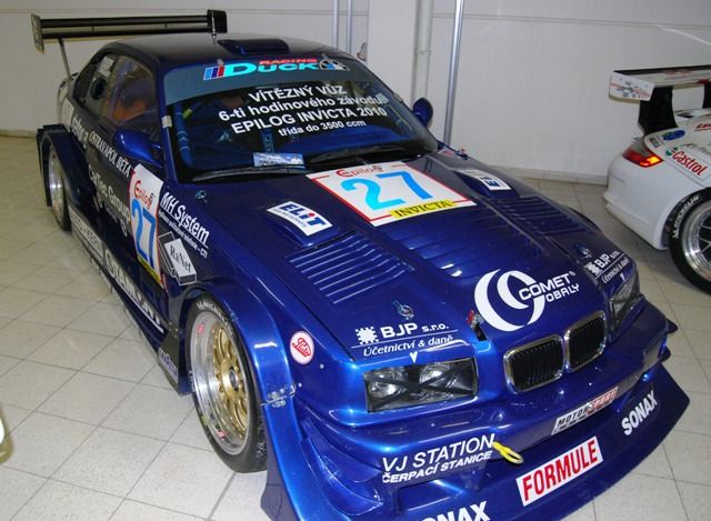 Jen o troškju slabší (397 koní) je BMW M3 GTR jezdce Petra Kačírka | Foto: Aktuálně.cz