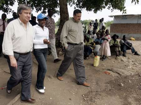 Vysoký komisař OSN pro uprchlíky Antonio Guterres (vlevo) na návštěvě v uprchlickém táboře Moyo na severu Ugandy | Foto: Reuters