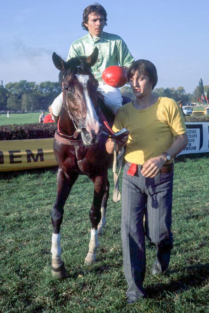 Václav Chaloupka na koni Korok po vítězství v 87. ročníku Velké pardubické 9. října 1977. | Foto: ČTK