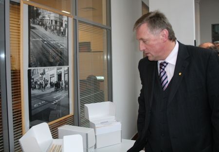 Na budapešťské Středoevropské univerzitě si premér prohlédl fotografie z dob okupace v roce 1968. | Foto: Roman Staněk