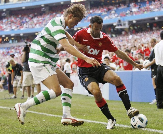 Zkušený Ryan Giggs v akci. | Foto: Reuters