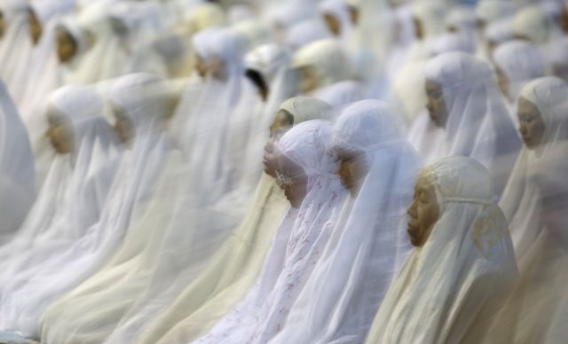 Začátek ramadánu v indonéské Jakartě. Indonésie je s přibližně 220 milióny obyvateli nejlidnatější muslimskou zemí světa. | Foto: Reuters