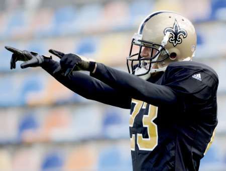 David Beckham pózuje v dresu a výzbroji týmu NFL New Orleans Saints American v Madridu. | Foto: Reuters