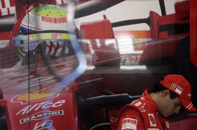 Felipe Massa v boxech během tréninku na rozhodující závod sezony. | Foto: Reuters