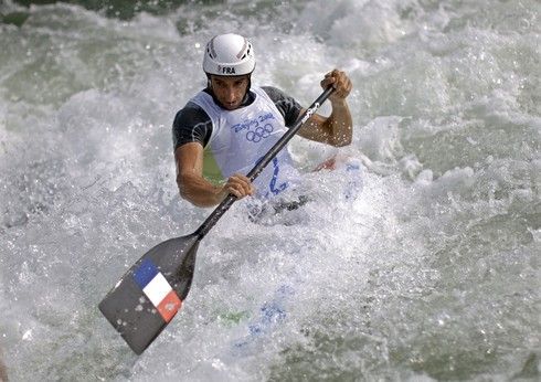 Francouz Tony Estanguet se do finále překvapivě neprobojoval | Foto: Reuters