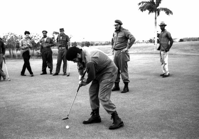 Historická fotografie, zachycující Che Guevaru (s holí v ruce) a Fidela Castra (s brýlemi a baretem na hlavě) na golfu v březnu 1961. | Foto: Reuters