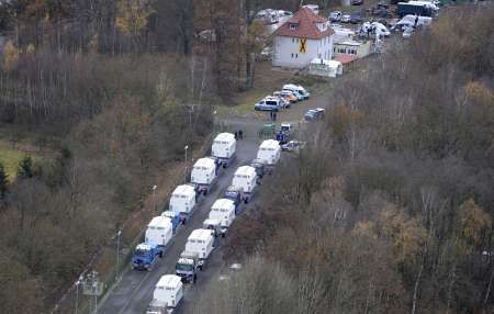 Z Dannebergu odpad odvezou připravené kamiony | Foto: Reuters