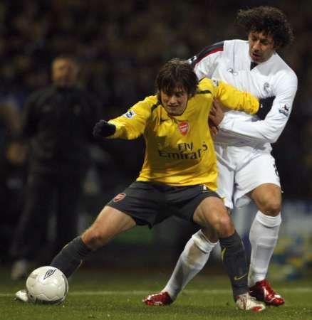 Rosický v zápase FA Cupu proti Boltonu | Foto: Reuters