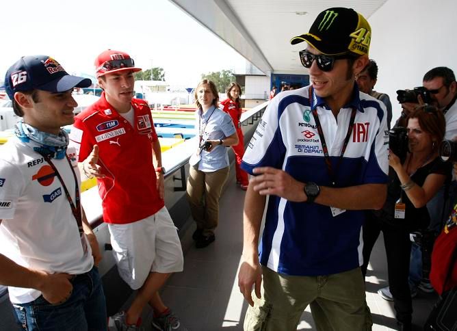 Valentino Rossi zdraví Pedrosu i Haydena | Foto: Sport