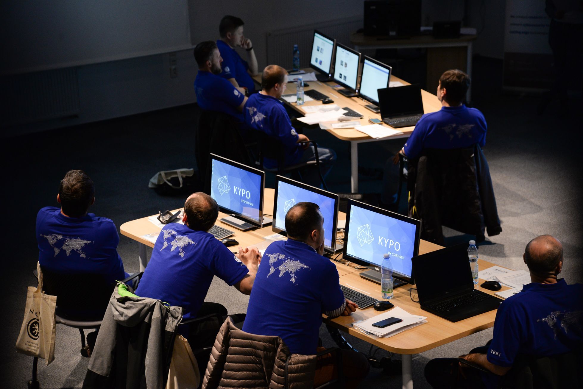 Digitální platformy musí nově blokovat hybridní útoky, rozhodl Brusel