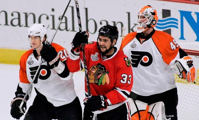 Chris Pronger a Dustin Byfuglien v play off 2010 | Foto: Reuters