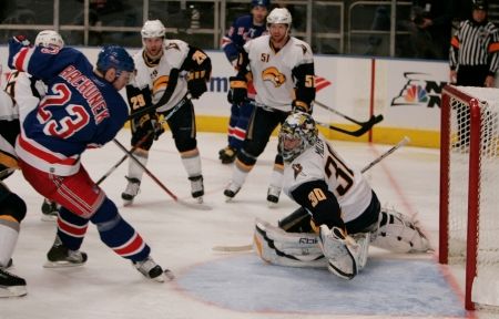 Závar před brankou Ryana Millera během zápasu New Yorku Rangers s Buffalem. | Foto: ČTK/AP