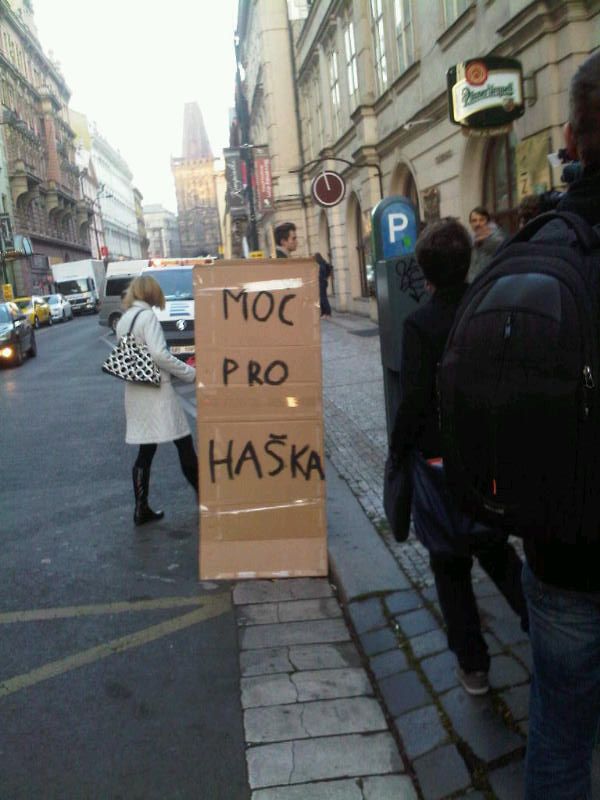 Demonstranti před sídlem ČSSD v Lidovém domě čekají na účastníky stranického grémia. | Foto: Bronislav Pavlík