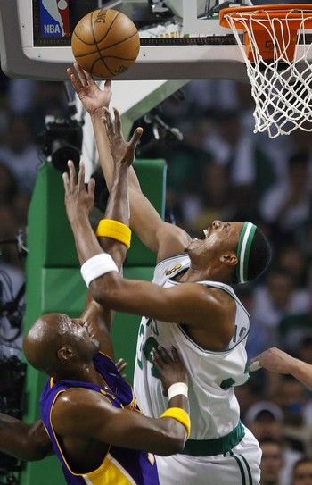 Domácí Paul Pierce v bílém skóruje přes Lamara Odoma z Lakers. | Foto: Reuters