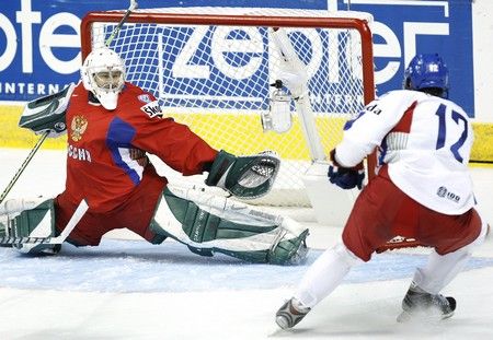 Aleš Kotalík střílí druhý gól českého týmu. | Foto: Reuters