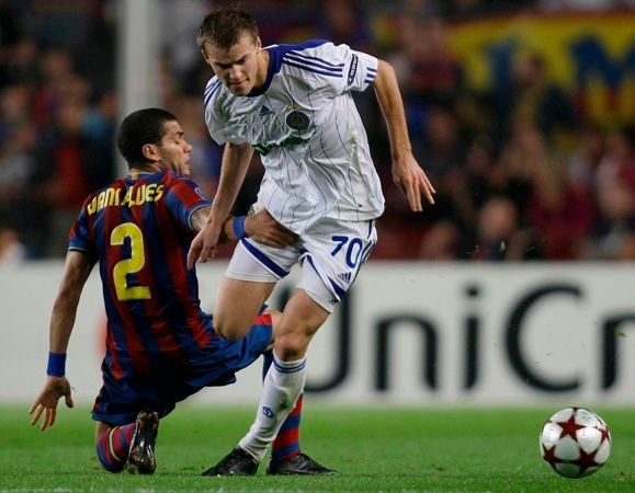 Andrej Jarmolenko z Dynama Kyjev se snaží utáct bránícímu hráči Barcelony | Foto: Reuters