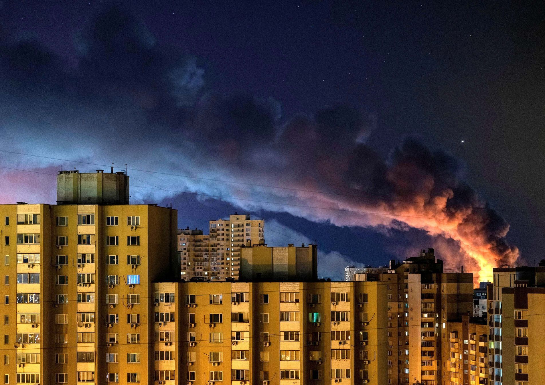 Nebe v plamenech. Kyjev čelí masivnímu ruskému vzdušnému útoku, oznámil Kličko