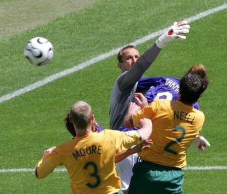 První gól Japonska proti Austrálii padl po faulu Naohiro Takahary (vlevo) na gólmana Marka Schwarzera. | Foto: Reuters