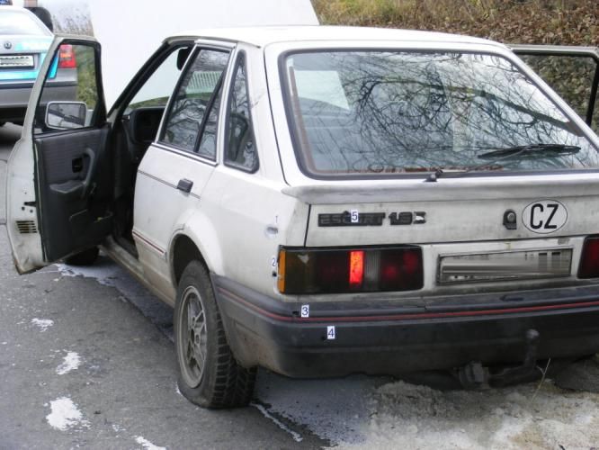 Ujíždějící recidivisty zastavilo až prostřelení pneumatik | Foto: Policie Jihočeského kraje