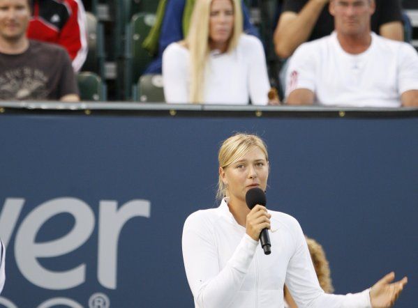 Maria Šarapovová oznamuje publiku v Los Angeles, že pro zranění odstupuje z turnaje. | Foto: Reuters