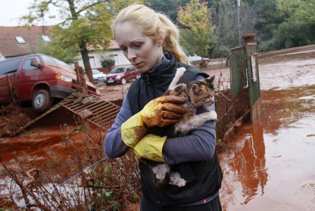 Kdyby se nádrž protrhla v noci, a ne v poledne, mrtvých by téměř jistě bylo mnohem více. | Foto: Reuters