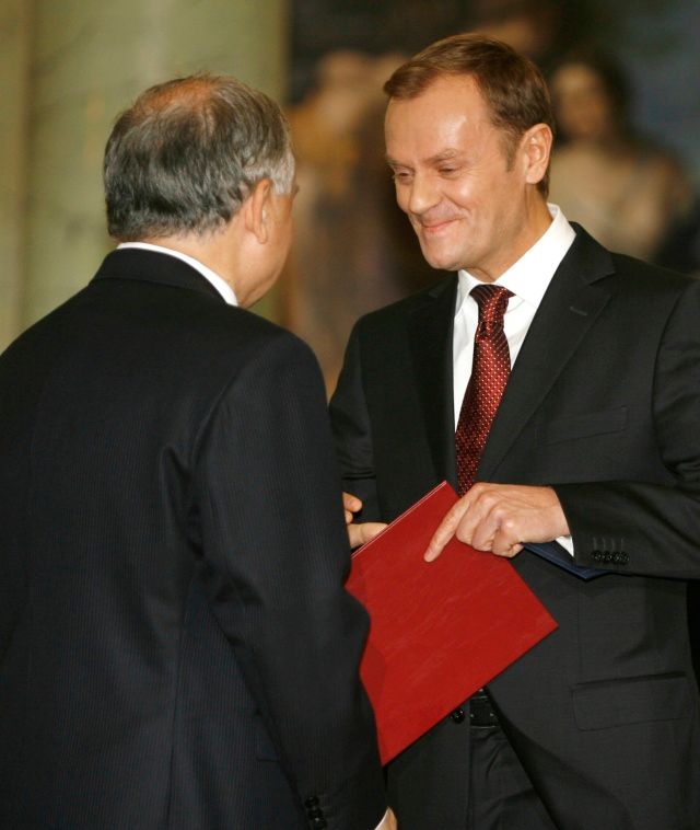 Lech Kaczyński předává jmenování novému premiérovi. Donald Tusk se směje. | Foto: Reuters