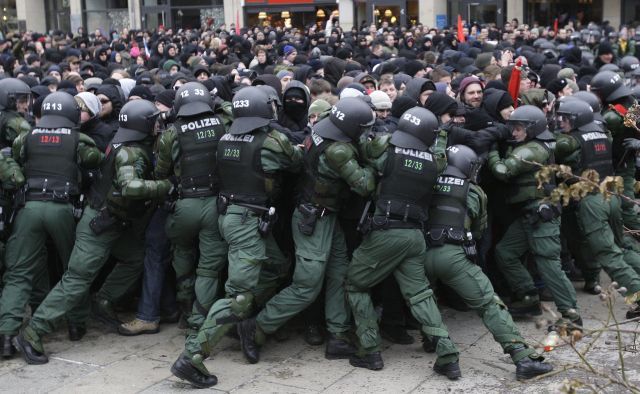 Policie vytlačuje v Drážďanech ze silnice levičáky, kteří protestovali proti demonstraci krajních pravičáků... | Foto: Reuters