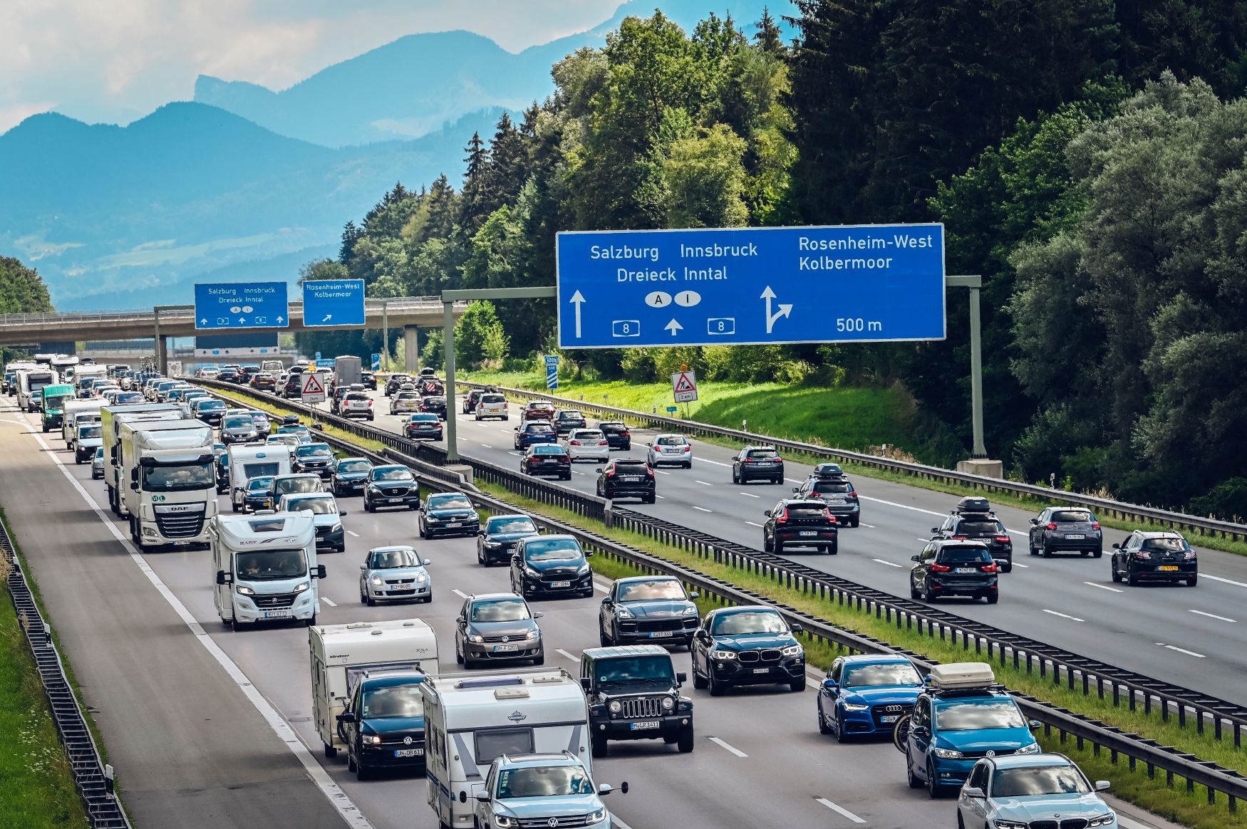 Touristen verstopfen die Autobahnen in Frankreich und Deutschland, die Kolonne erstreckt sich über 22 Kilometer