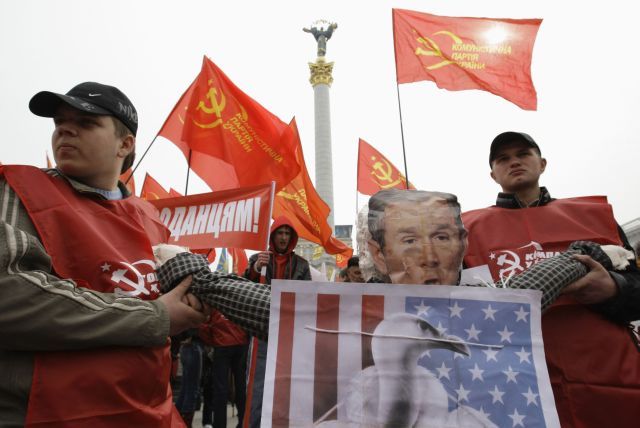 Členové Komunistické strany Ukrajiny protestují proti Bushově návštěvě. | Foto: Reuters