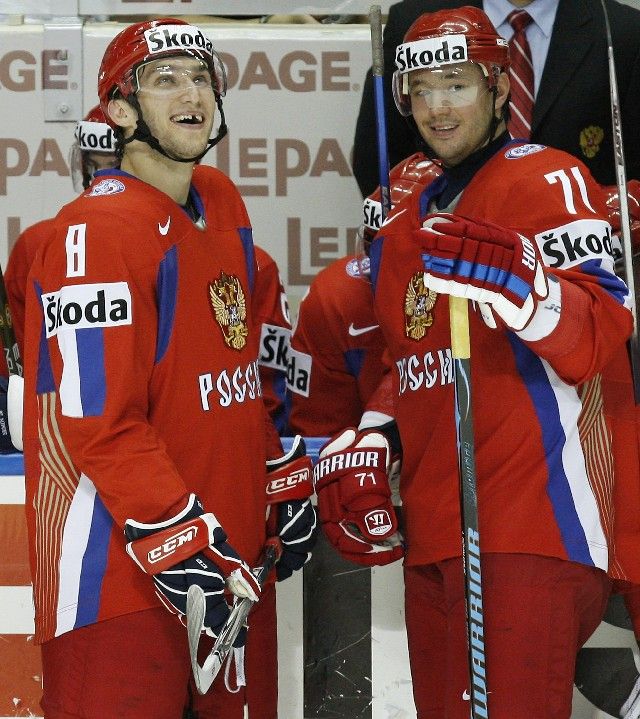 Alexandr Ovečkin (vlevo) s Iljou Kovalčukem sledují opakování Ovečkinovy branky do sítě Dánska, zatímco rozhodčí ještě kontrolují videozáznam. | Foto: Reuters